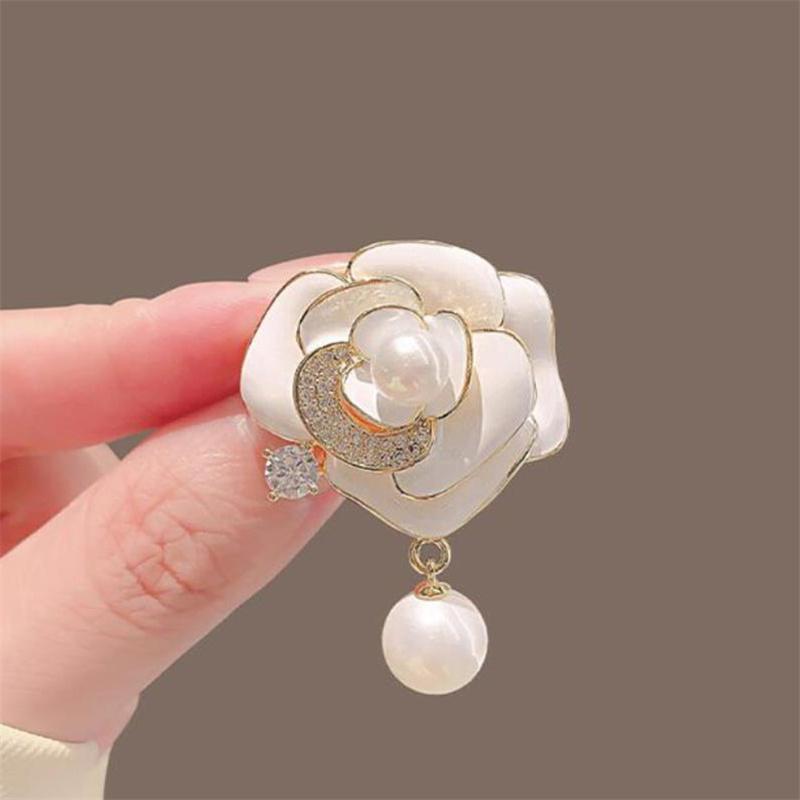 

Fashion Temperament Elegant Camellia Pearl Brooches For Women Clothing Coat Accessries Gifts 1pc