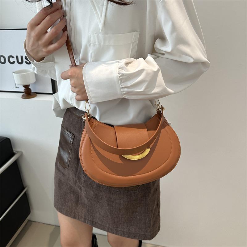 Early out of the new fashionable texture shoulder armpit bag retro bag women's solid color casual messenger saddle bag tide