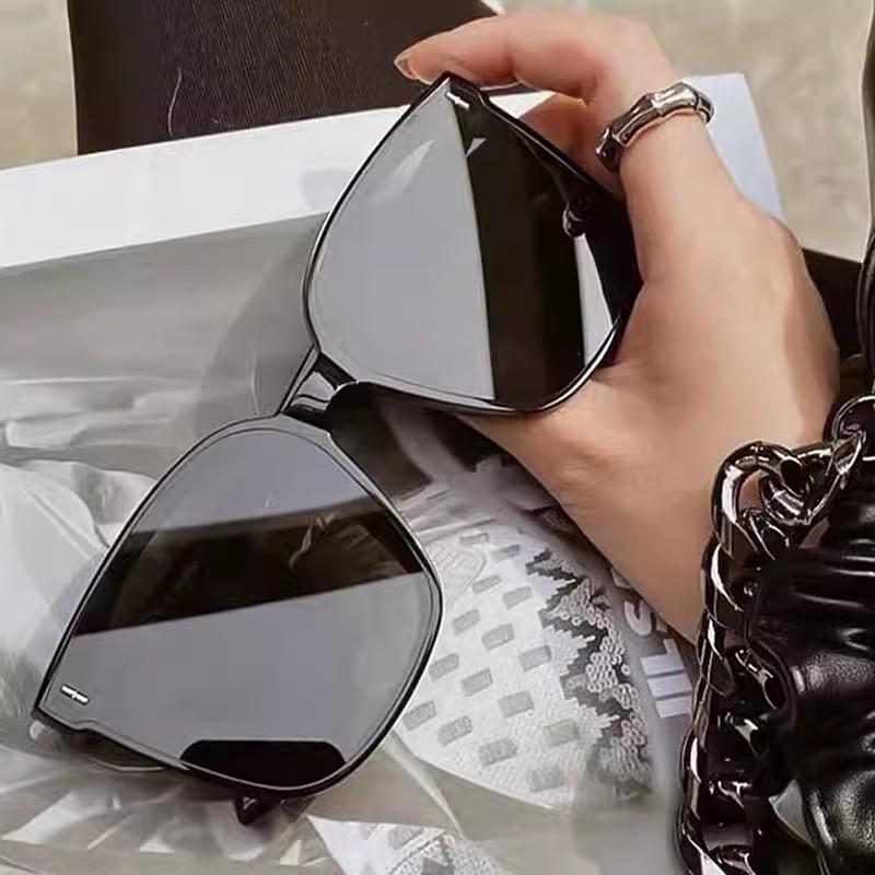 Chic Anti-UV Sunglasses: Trendy, High-End Shades for Women & Men