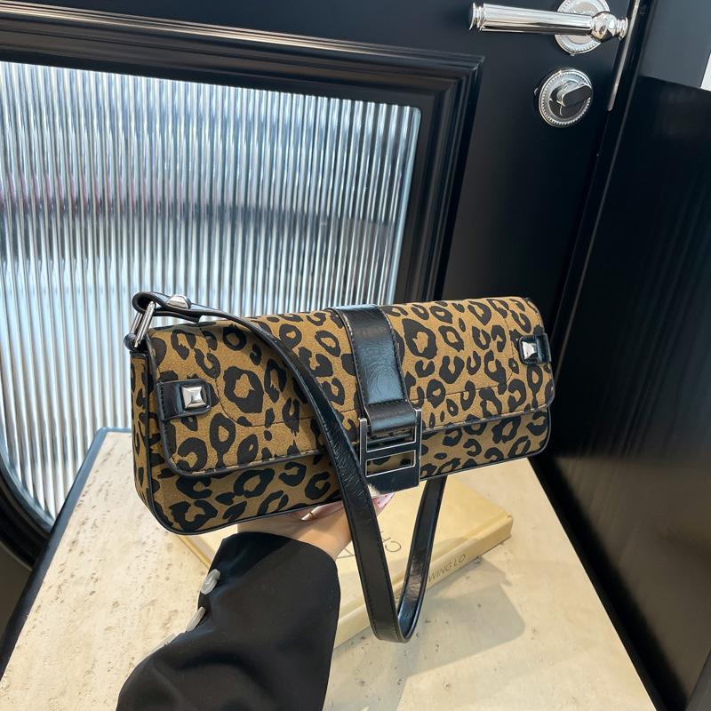 Niche leopard print underarm bag, fashionable retro high sense, commuting shoulder essential women's bag.
