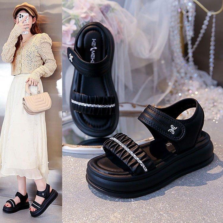 Open-toed platform muffin sandals women's 2025 summer wear fashion high-end Velcro heightening beach shoes ins