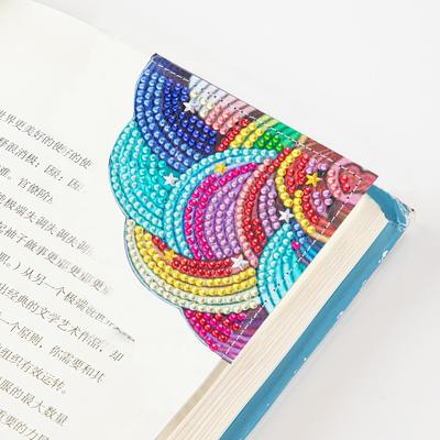 Strass-Mosaik Lesezeichen DIY Diamantmalerei Ecklesezeichen Kunsthandwerk 5D Seitenlesezeichen Dreieck aus Leder für Geschenke