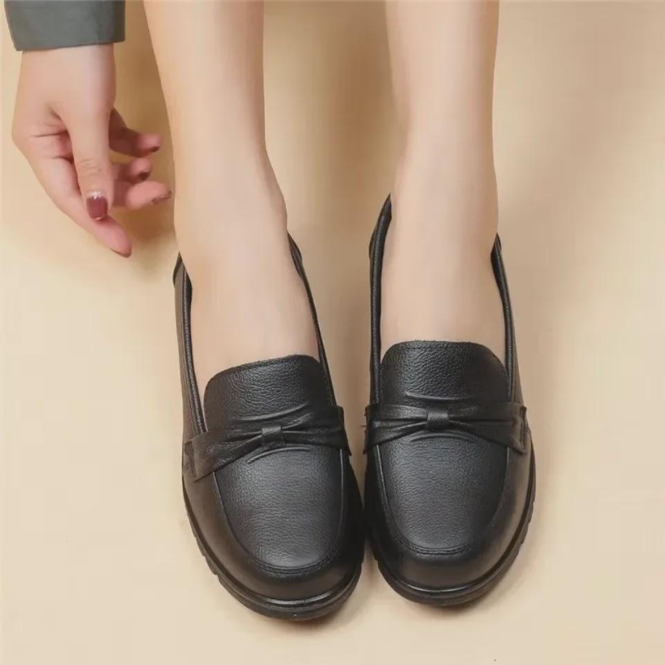 Mocassins de printemps à bout rond et semelle basse de couleur unie: Chaussures en cuir souple imperméables et résistantes à l'huile pour le confort des femmes
