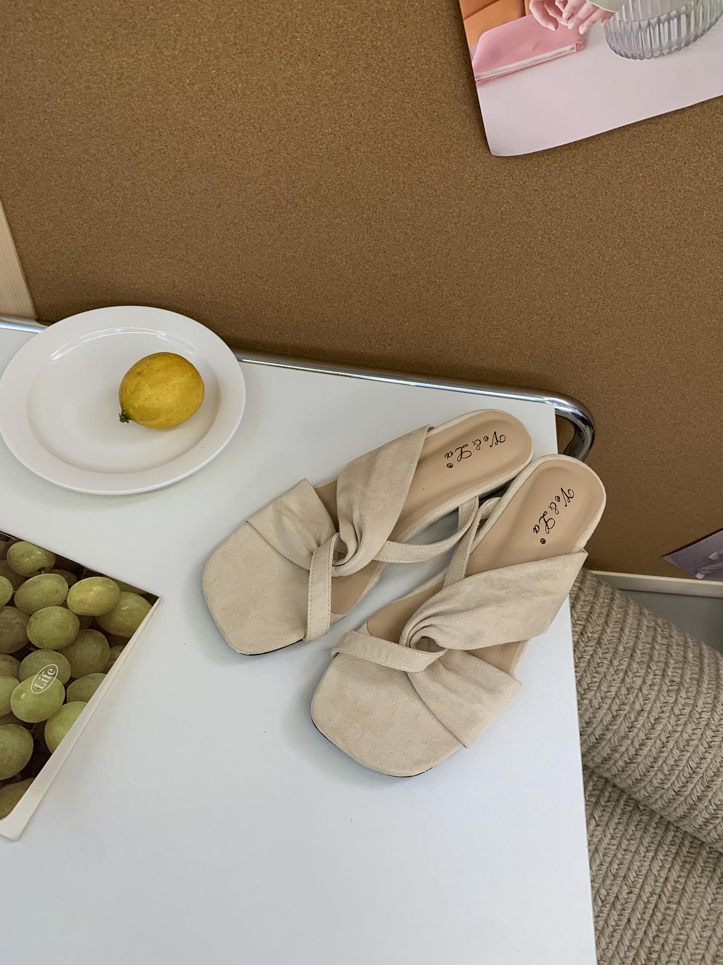 

Wearing retro flats with one word square head folds, daily casual sandals, sweet ladylike style slippers, female summer 35