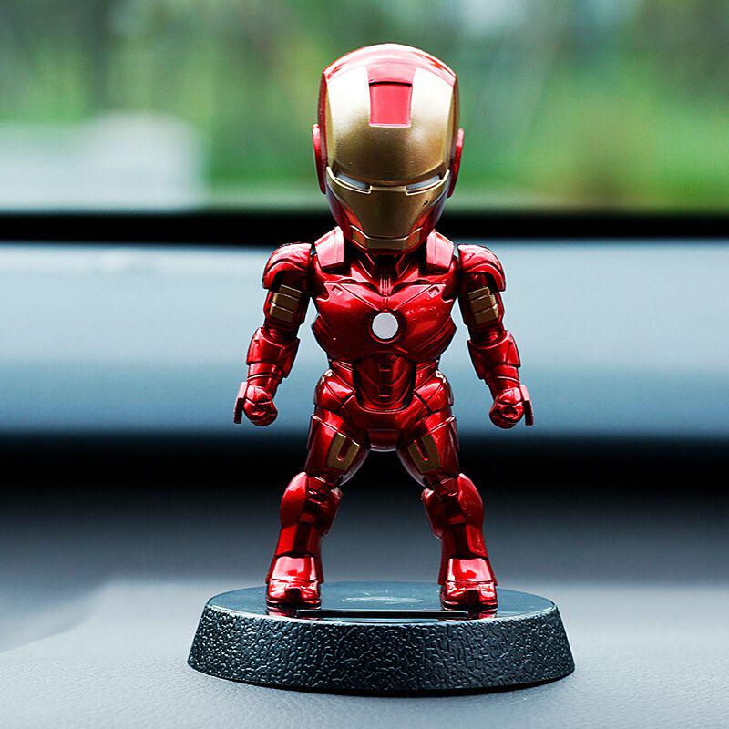 Кивающий головой Супружеская пара Автомобильный аксессуар Украшение Игрушка с Железным человеком на солнечной батарее красный