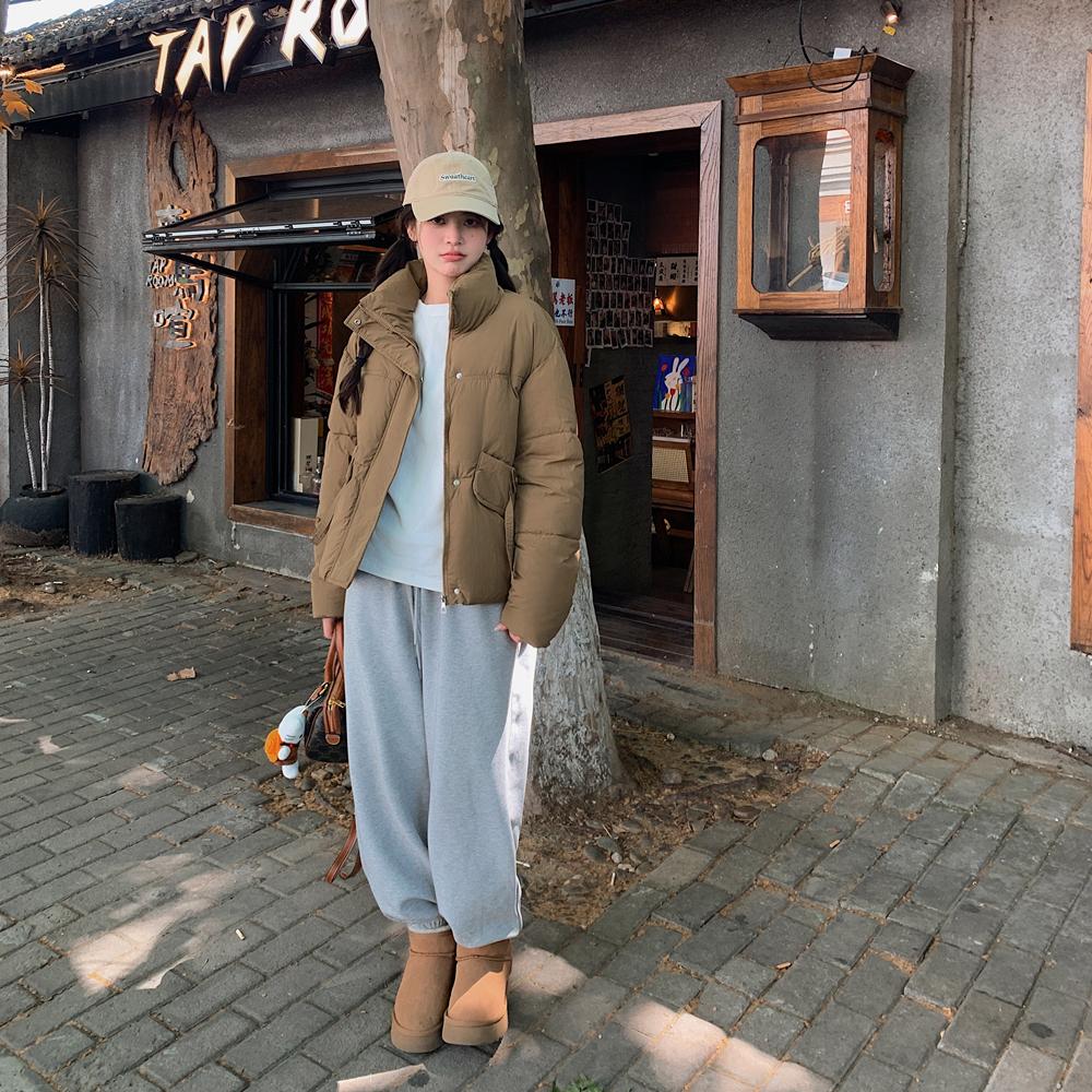 Dámský podzimní zimní krátký jednobarevný zateplený svrchní oděv s bavlněnou výplní, stojáčkem, teplá bunda na zip