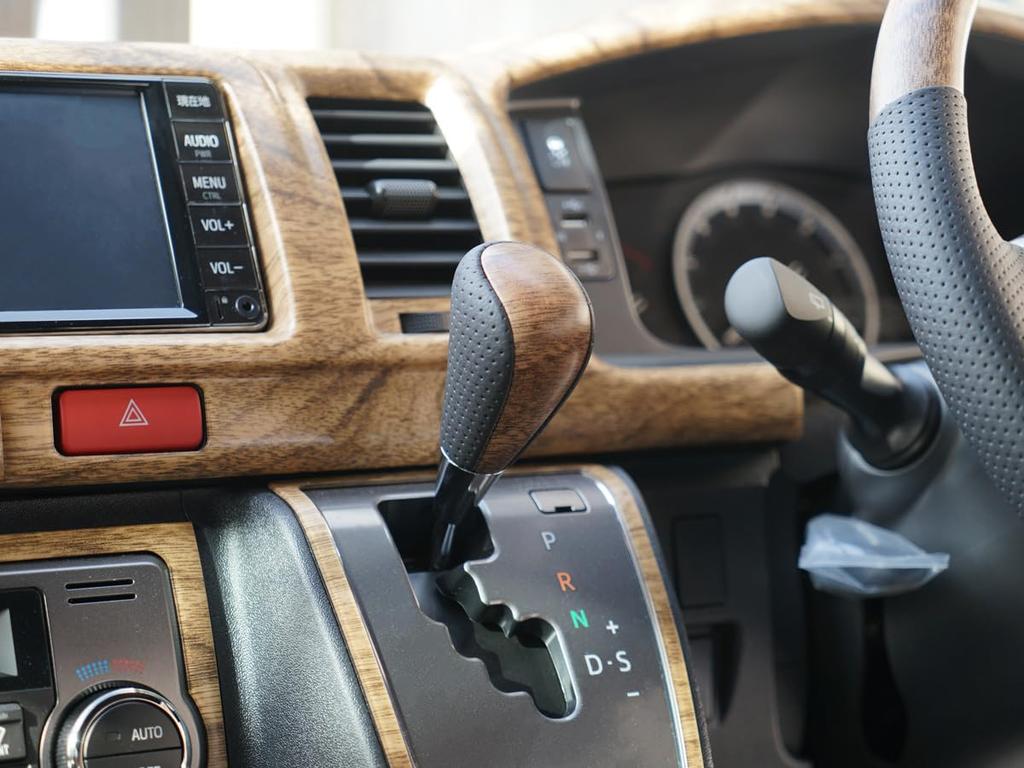 Gun Grip Steering Wheel and Shift Knob Set for Toyota Hiace 200 Series and 7th TRISTAR'S (4th, 5th, 6th, Generation) (Classic Wood/Natural Wood)
