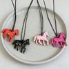 Neue Trendige Bunte Pferdeanhänger Lange Halskette für Damen Verstellbare Pulloverkette Schmuck Modeaccessoire Geschenke