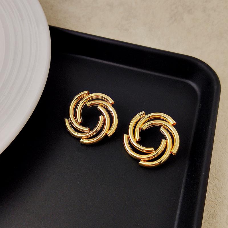 Evropské a americké módní květinové kulaté náušnice: Dámské stylové luxusní šperky s cvočky