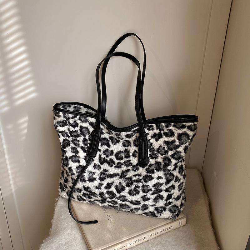 

Женская шерстяная сумка большой вместимости новая осенне-зимняя универсальная сумка-тоут на плечо с леопардовым принтом,通勤用 сумка-подмышка чёрный