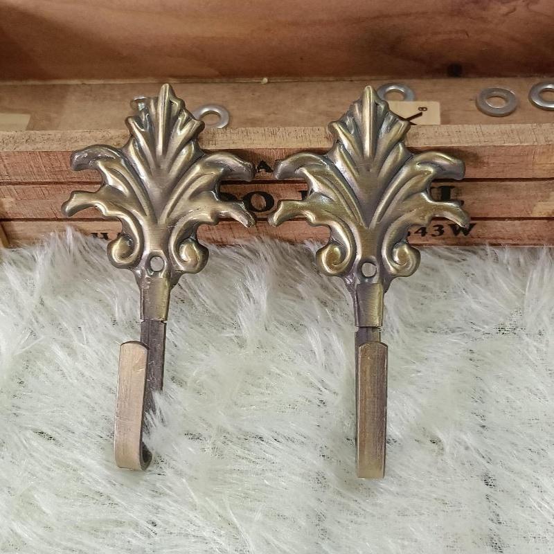 Vintage Bronze Wall Hooks Heavy Duty Sturdy Metal Carved Leaf Design for Home Garden Indoor Outdoor Decor Storage