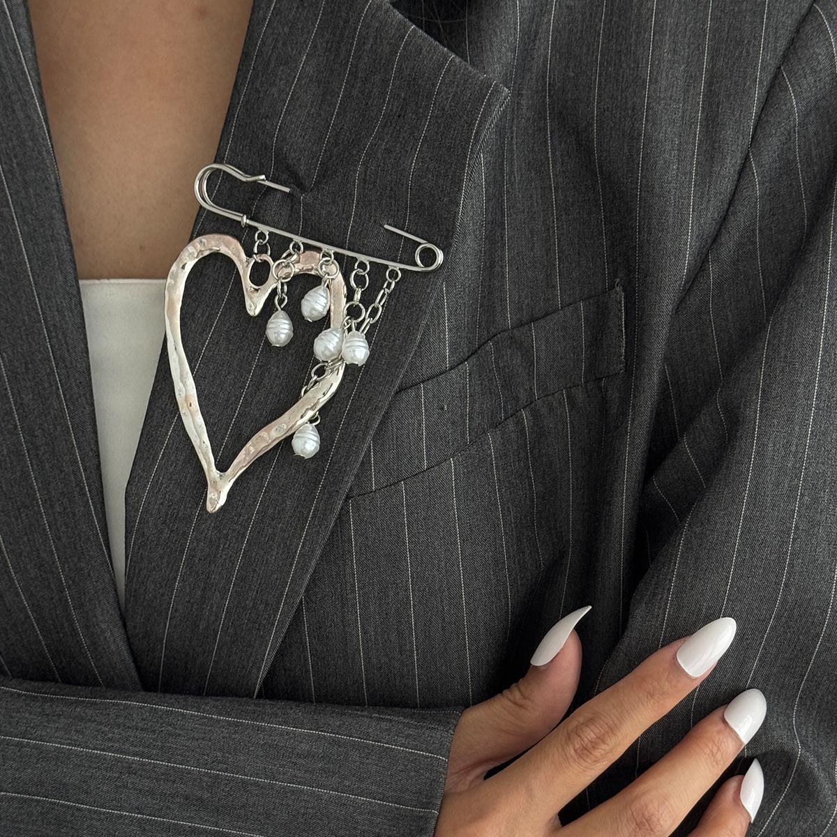 

1 шт. Европейские и американские украшения Преувеличенная французская брошь из сплава Lava Love, Модная булавка-цепочка для брюк с жемчужной бахромой белый