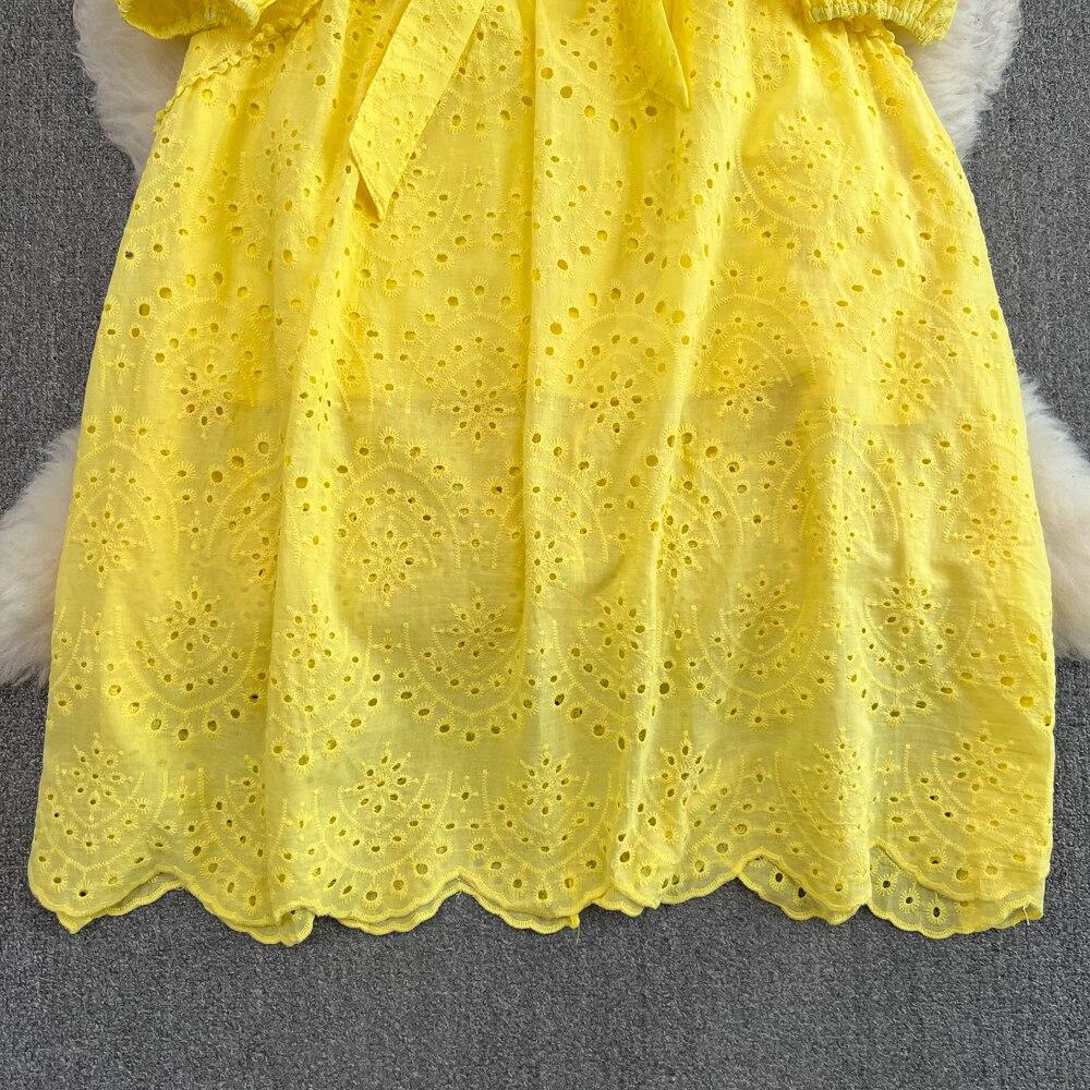 Retro Palace Temperament Round Neck Waist Show Thin Hook Flower Hollow a Word Lace Dress Elegant Large Skirt
