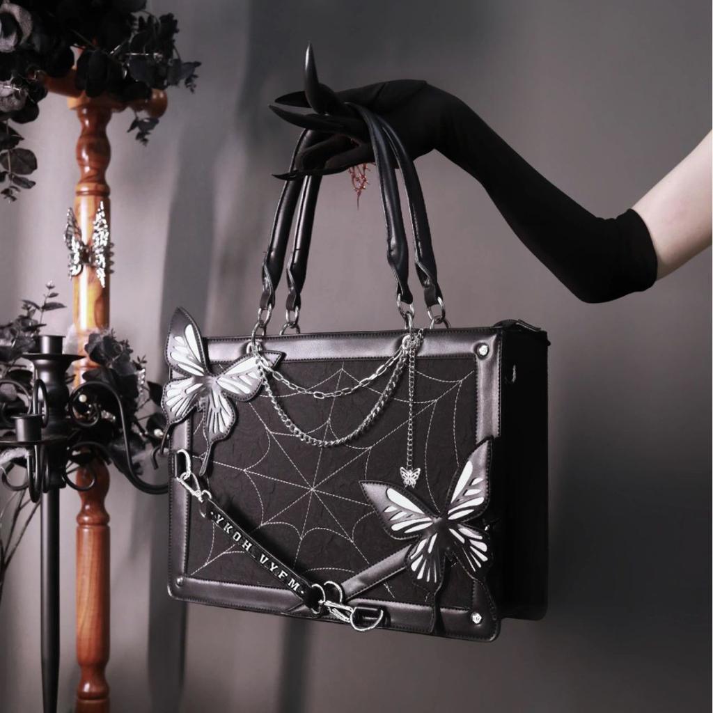 Dark style maze butterfly pain bag Toth girl holding the cross-body bag