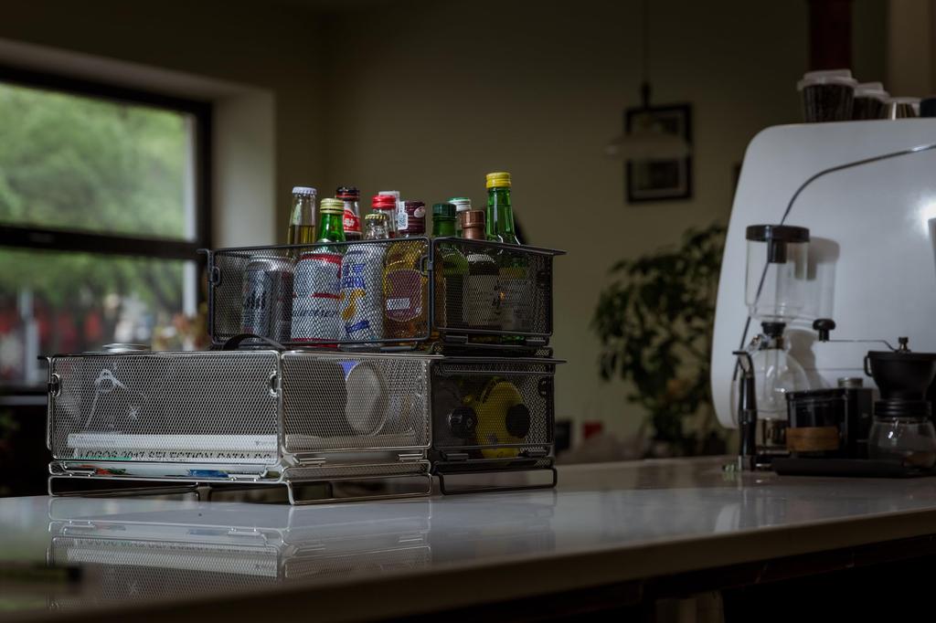 Mesa Ponte CAMPING MOON IGT Caixa de Malha, Bandeja IGT e Caixa de Armazenamento, Metal Expandido com Design Casco de Tartaruga, Conjunto de 2 Peças (CK-24BK-2P)