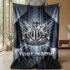 Coperta in Flanella Personalizzata con Nome Testo Newcastle United FC Logo Calcio Coperta in Pile Personalizzata Regalo Speciale per Divano Camera da Letto Casa