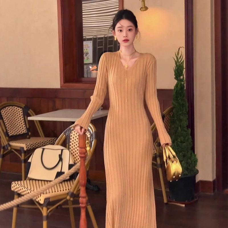 Temperament long dress autumn and winter new super good-looking and thin bottom with long-sleeved v-neck knitted dress