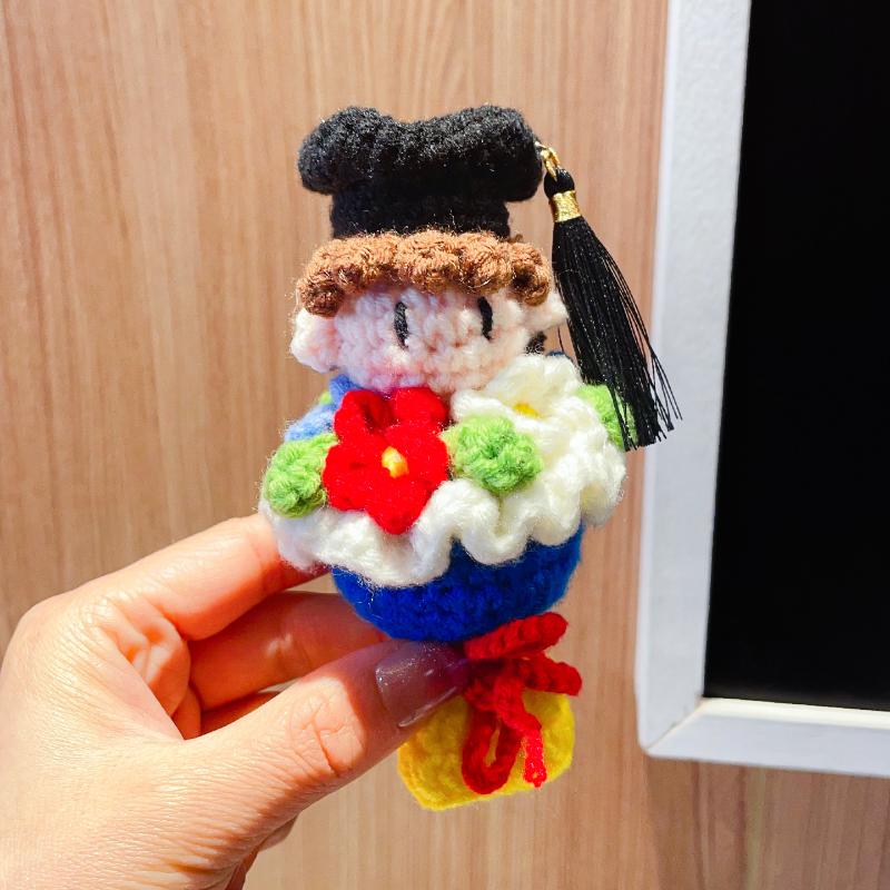 1 Stück Abschluss Sonnenblumenstrauß Gestrickte Ornamente Handgehäkelt Doktorhut Strauß Figuren Schlüsselanhänger Abschlussgeschenke