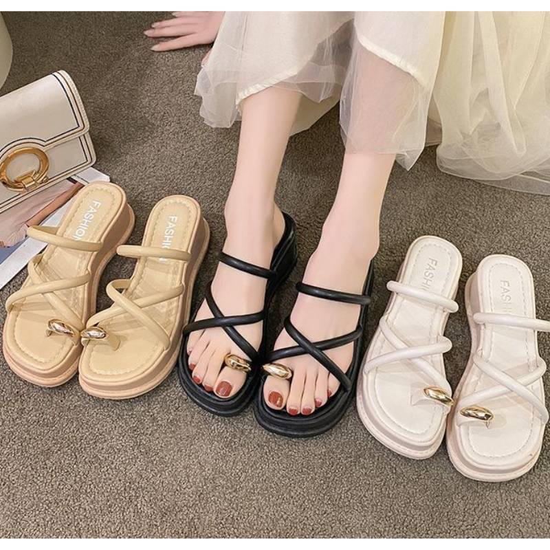 Summer Women Flat Sandals With Pu Material And Rubber Sole For Daily Wear