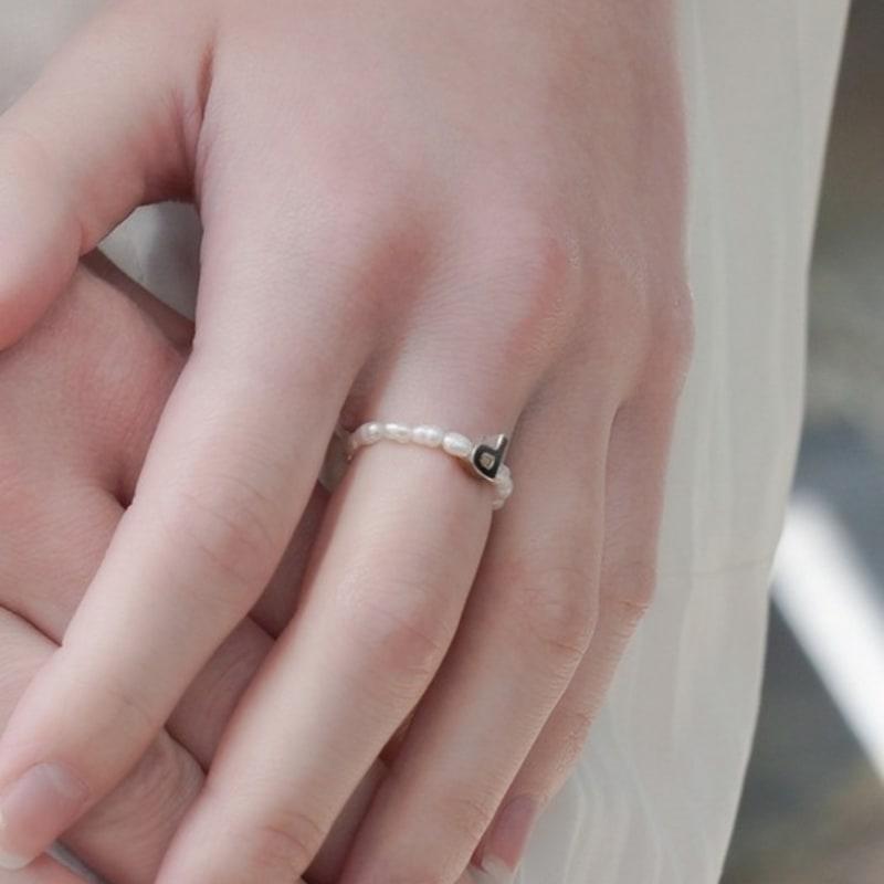 BONBEAU Silver initial water pearl ring