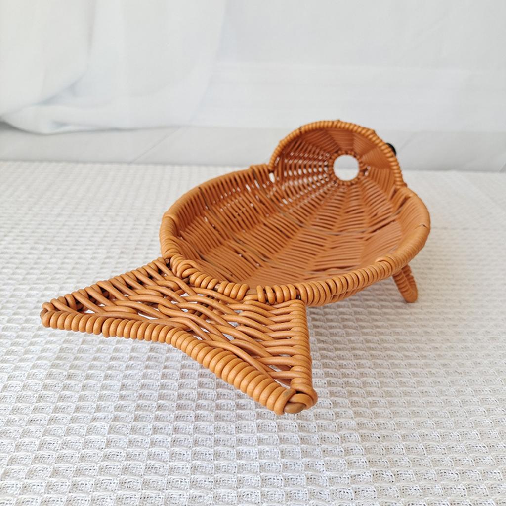 Lehký pletený výstavní koš z imitace ratanu pro servírování chleba, ovoce, zeleniny a svačin v unikátním tvaru ryby