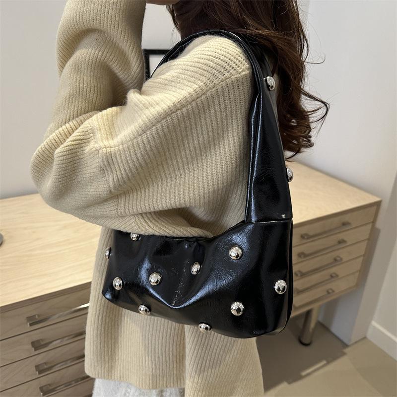 Internet celebrity armpit bag ladies 2025 new Korean version of fashion niche shoulder bag personalized rivets hand carry dumpling bag pu