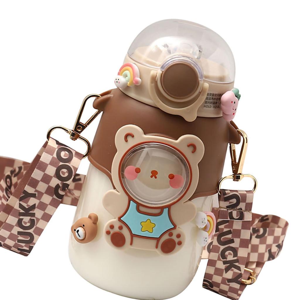 Weicher Strohhalm Trinkbecher Tragbarer Plastik-Trinkbecher Cartoon-Muster Wasserflasche mit Riemen Braun