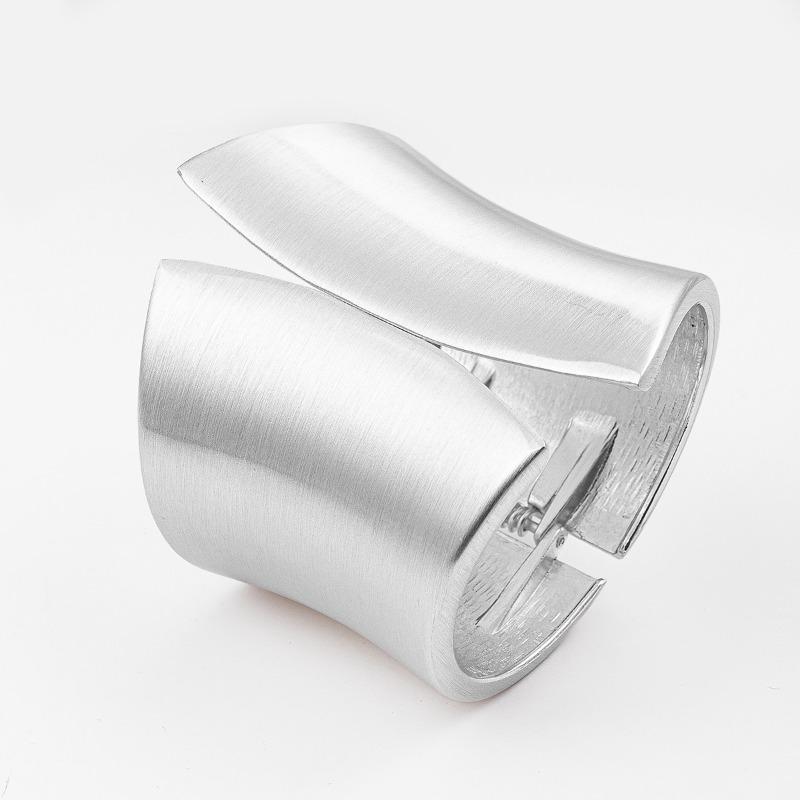 

аксессуары: модный, неровный сплав, глянцевый браслет, преувеличенно широкий разрез, браслет с пружинным открытием, женский