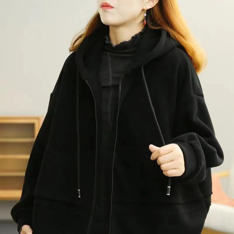 Damska brązowa kurtka z kapturem na zamek, grubo podszyta polarem, luźny krój, codzienna