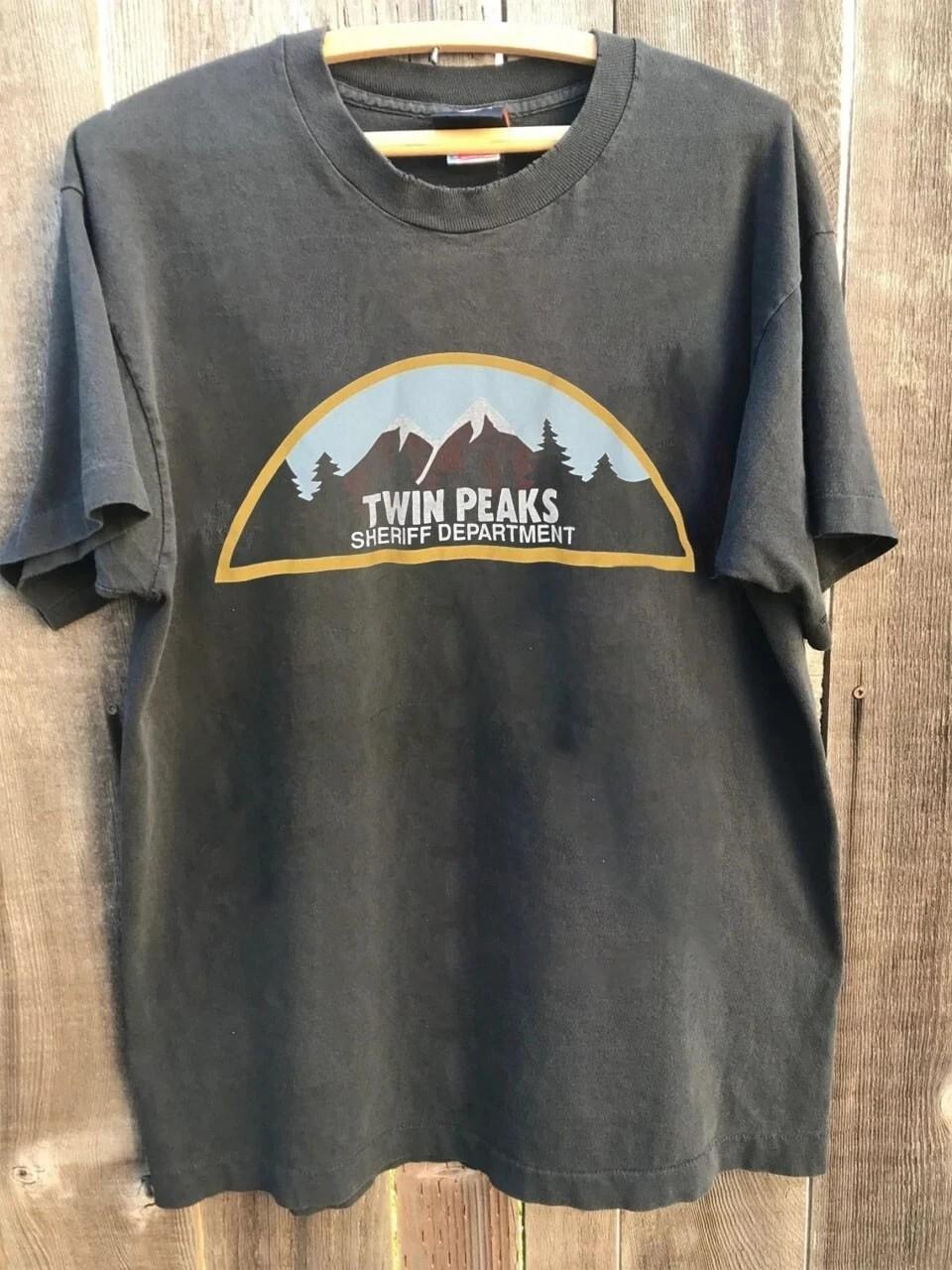 

1990 Twin Peaks Sheriffs Department Graphic Charcoal Color Unisex Shirt KH15869 Unisex T-Shirt XL