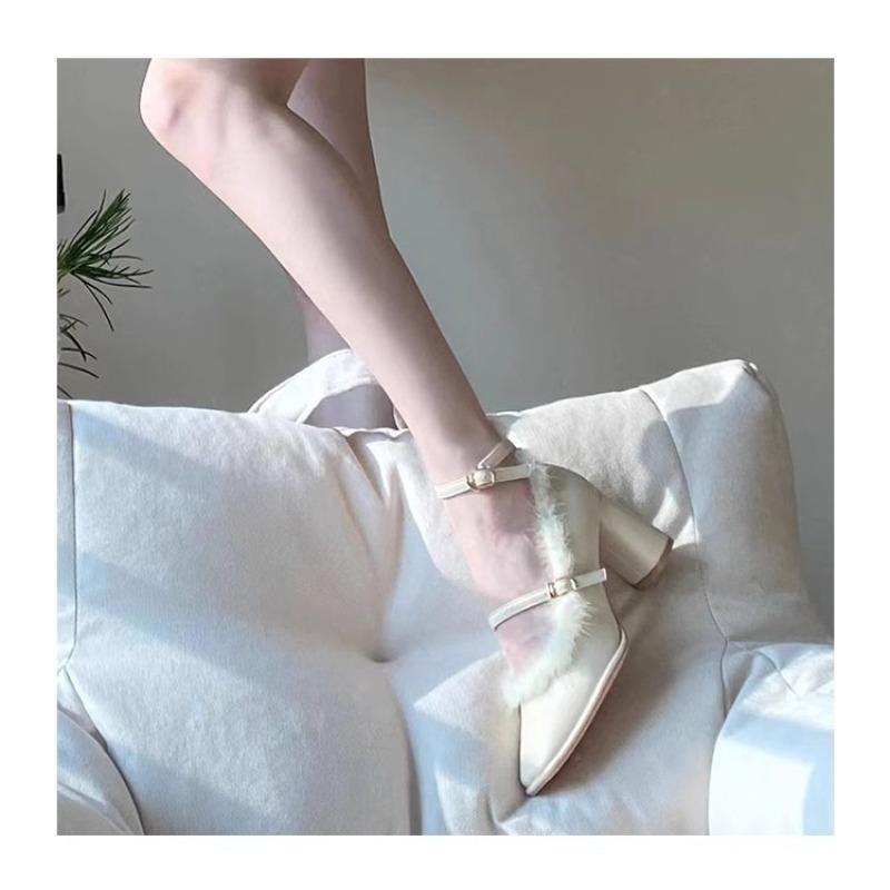Fleece High Heels Damen Ein-Wort-Schnalle Gürtel eckige Spitze dicker Absatz Einzelne Schuhe 2025 neu Märchenwind flauschige Schuhe Mary Jane Schuhe