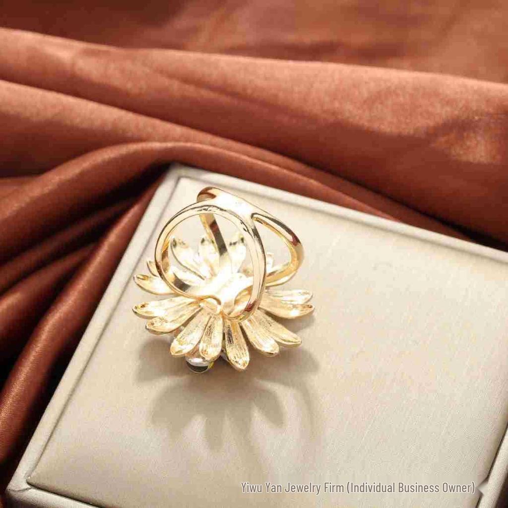 Honeybee Nectar Gathering Pastoral Style Scarf Magnetic Buckle – Cute Everyday Accessory