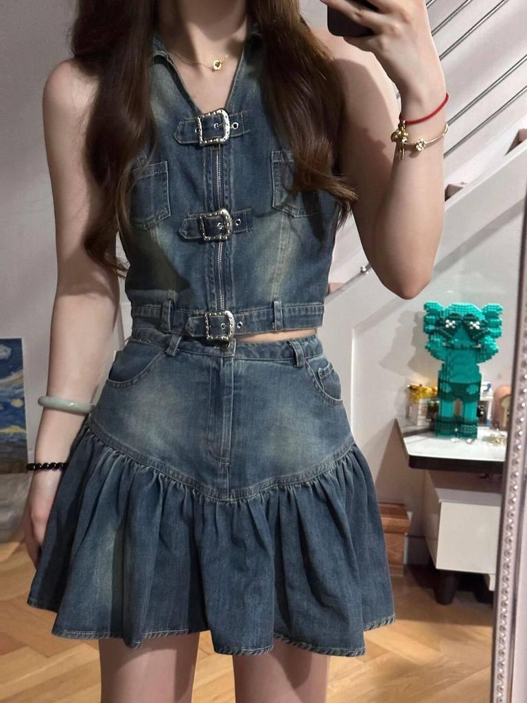 Conjunto de Top de Mezclilla Halter y Minifalda Plisada de Cintura Alta Estilo Retro de Hong Kong para Mujer - Atuendo Dulce y Picante de Dos Piezas para Verano