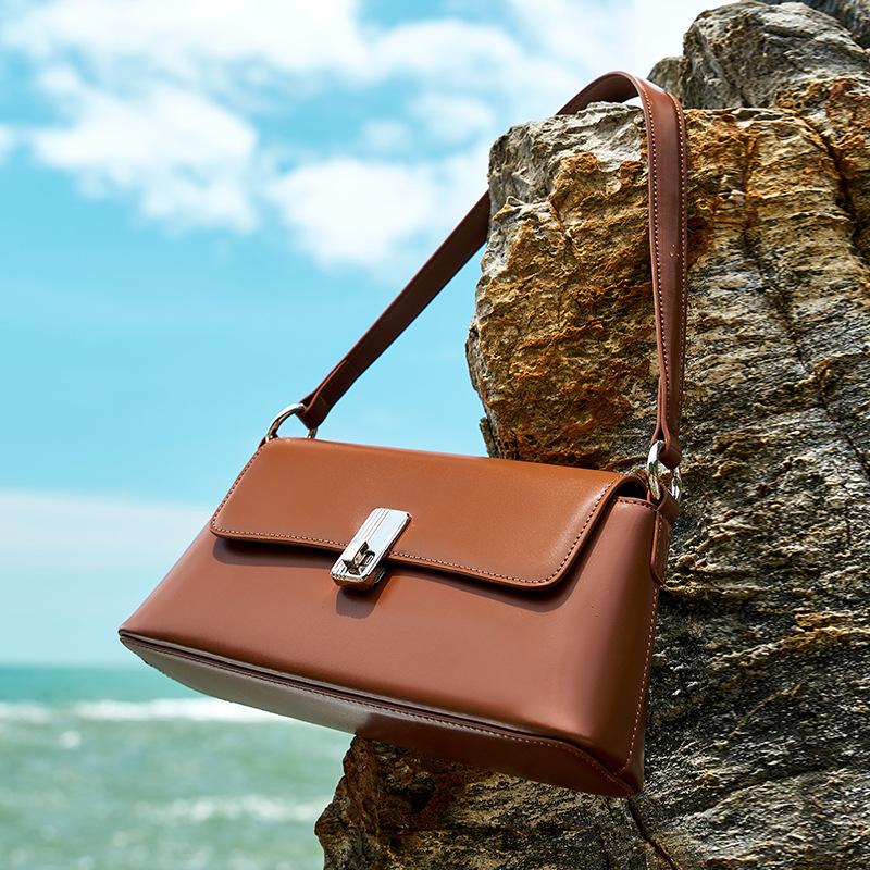 Korean Girls' Black Commuter Crossbody Women's Shoulder Bag Made of Genuine Leather, Niche French High-end Feeling, French Stick Armpit Bag