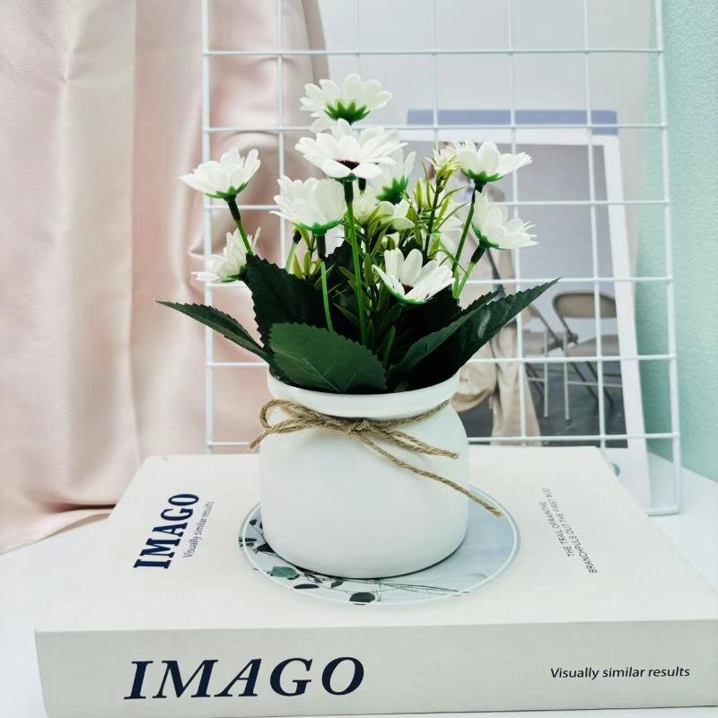 

Маленькие маргаритки в горшках Искусственные цветы в горшках Искусственные растения и Зеленые растения можно использовать для украшения интерьера дома белый