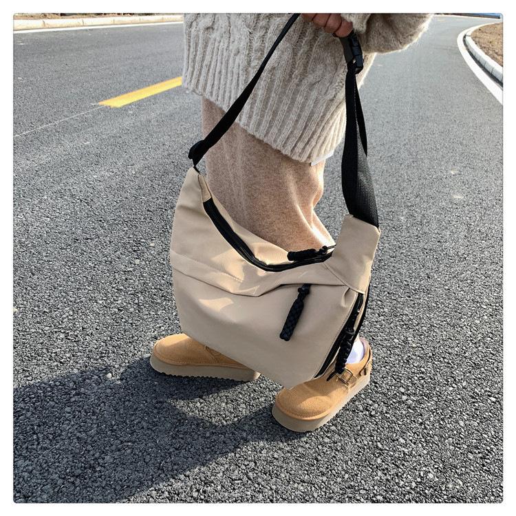 Literarische Nylon-Knödel-Tasche große Kapazität neue Mode Pendler-Umhängetasche trendige einfarbige Schultertasche Damentasche
