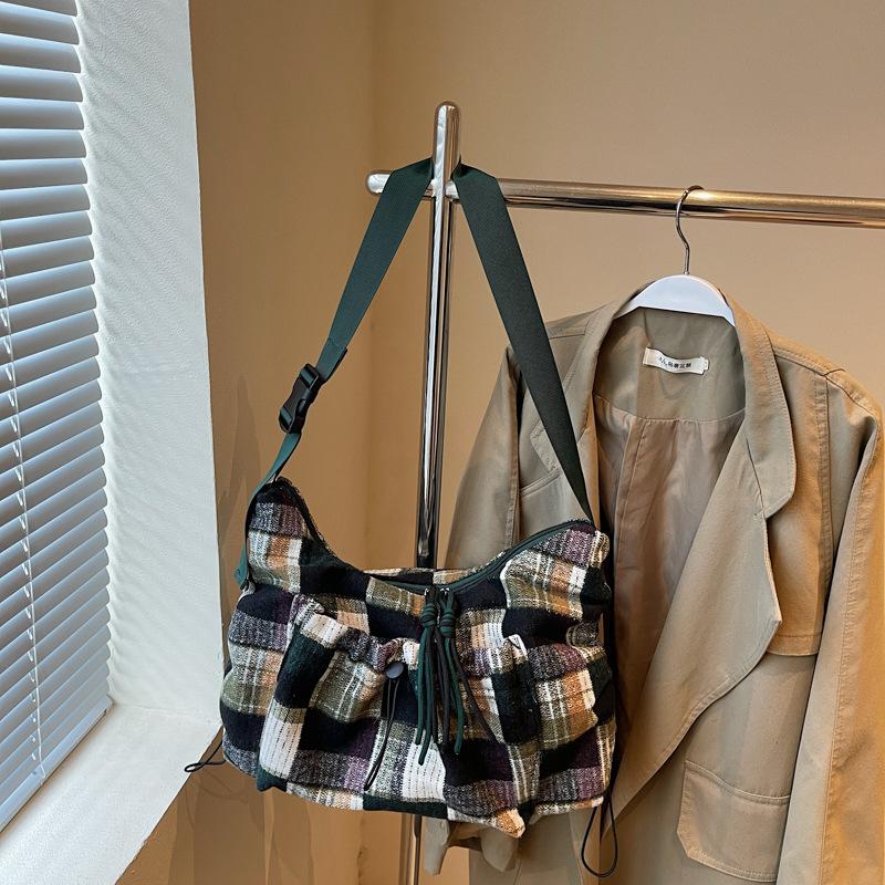 Personalized Contrasting Color Large-capacity Bag Women's New Fashion Niche Shoulder Messenger Bag Versatile Commuter Bag