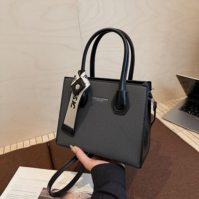

Premium sense simple portable small bag fashionable new women s commuter versatile shoulder messenger bag чёрный