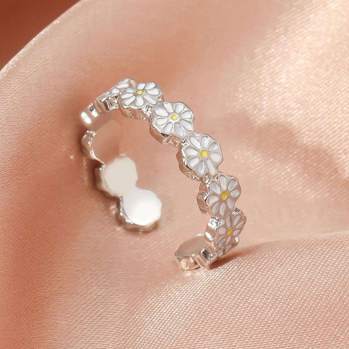 Best-Selling Small Daisy Resin Ring: Elegant White Flower Design for Women