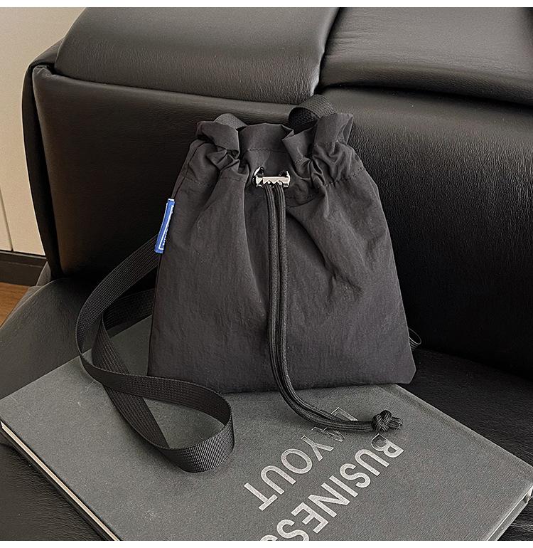 

New large-capacity nylon cloth drawstring pleated shoulder bag travel leisure messenger bucket bag чорний