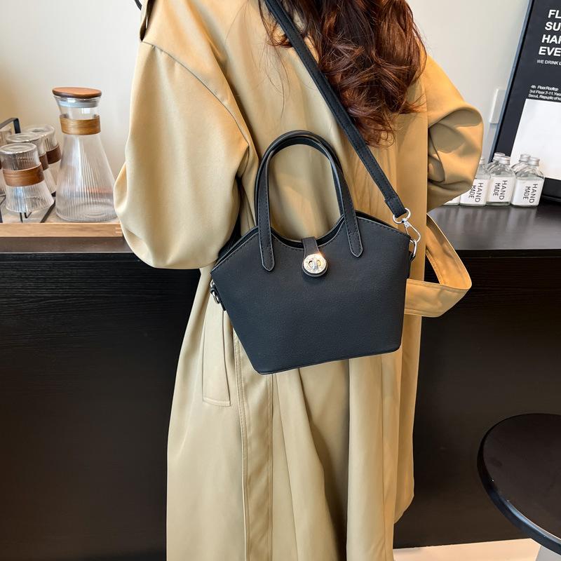 Retro bag women's large-capacity autumn new niche messenger bag casual portable commuter bucket bag