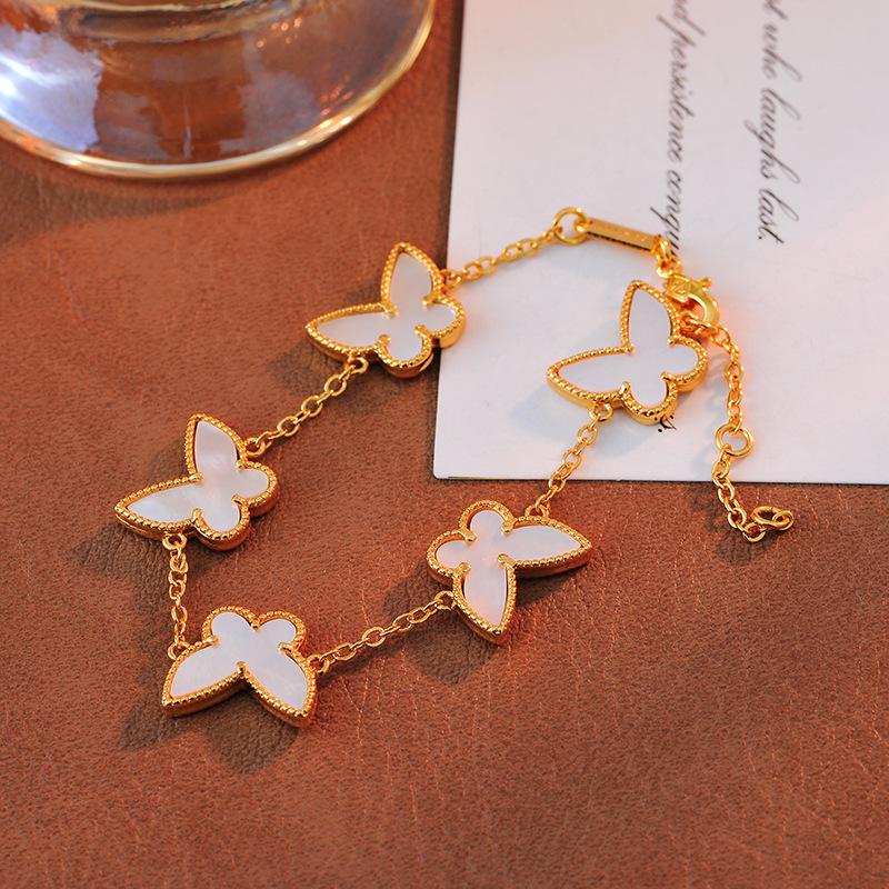 Elegantes kupfergoldenes doppelseitiges Schmetterlingsarmband mit einem vielseitigen Design