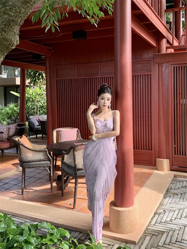 Elegantes französisches lila Mesh-Camisole-Kleid - Märchenhaftes Sommerdesign für Strandurlaube