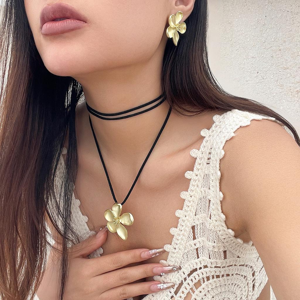 Jewelry Wind Metal Three-Dimensional Flower Necklace Women'S Temperament Five-Leaf Flower Stud Earrings Neck Chain Set