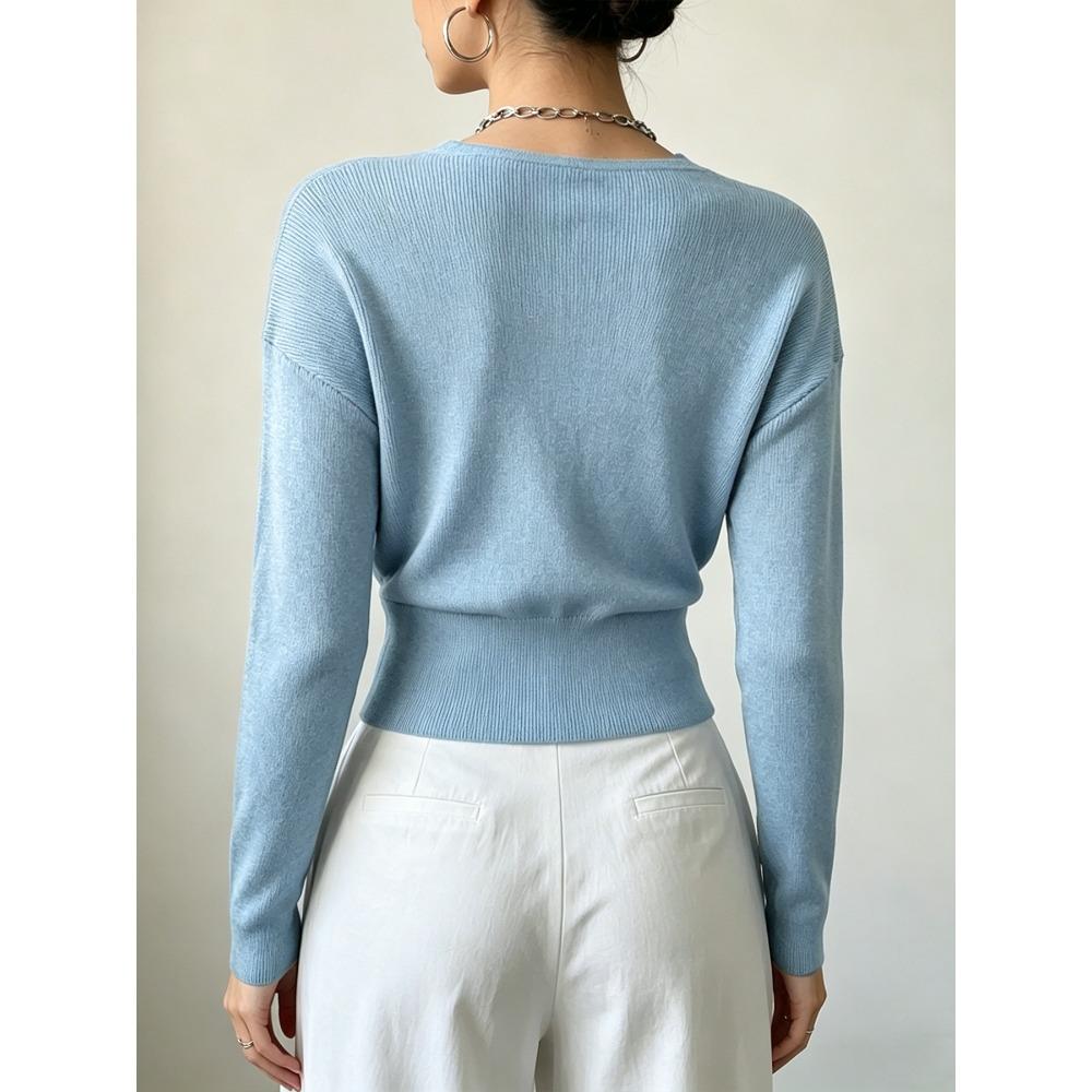 Maglione da donna a maniche lunghe in maglia tinta unita, elegante, scollo a V incrociato, aderente in vita, valorizza la figura, minimalista, camicetta