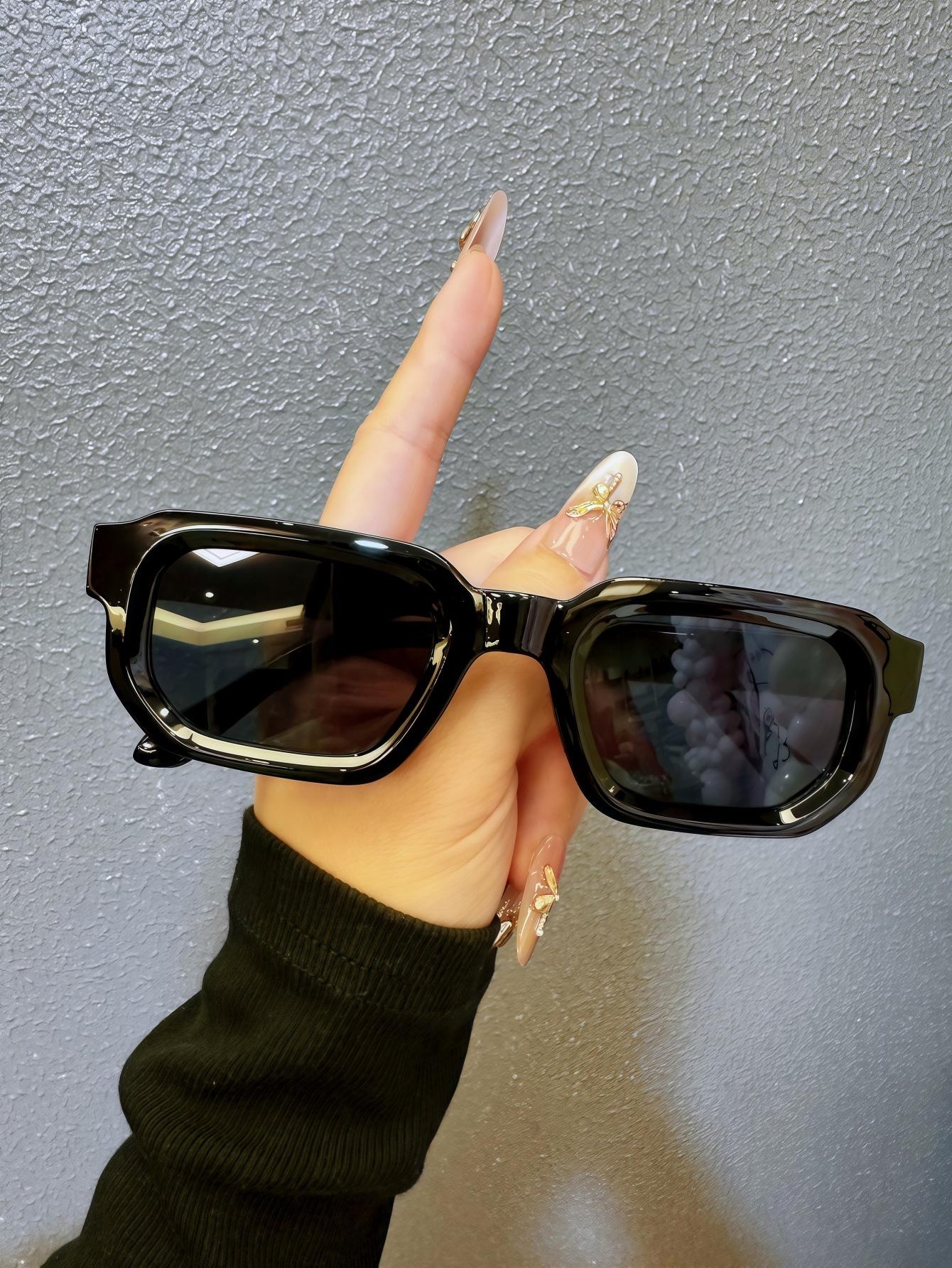 

Latest Compact Rectangle Sunglasses Female Stylish Brand Square Sun Eyeglasses Male Classical Retro Punk Shades UV400 Gafas De Sol 1PC