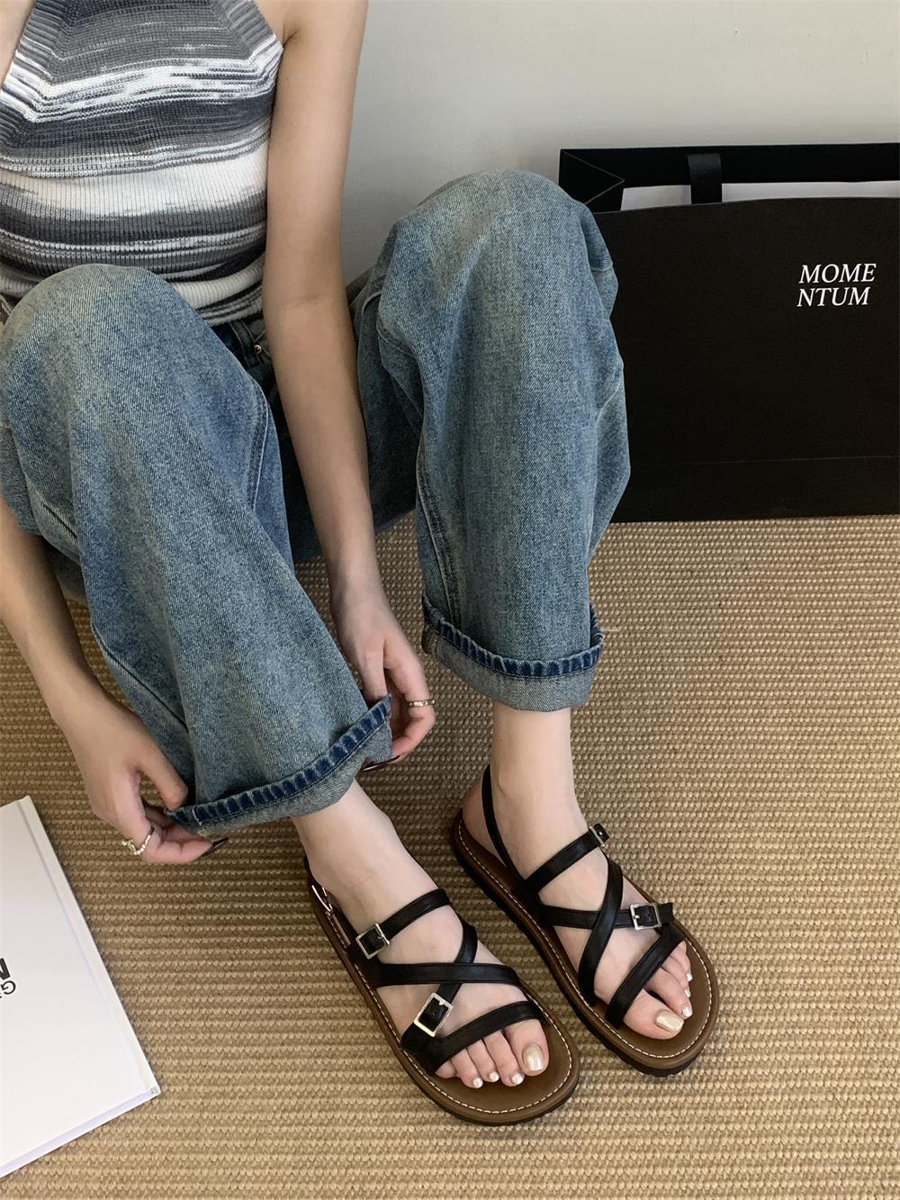 

Korean niche casual sandals women s 2025 summer flat-bottomed versatile set toe cross strap beach Roman shoes 39 чёрный