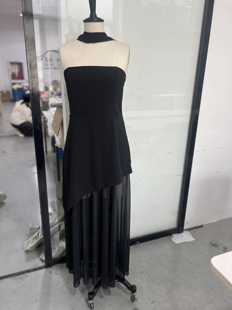 Jetzt verfügbar: 2025 Trägerloses Unregelmäßiges Mesh-Patchwork Schlitz Langes Kleid mit Schal