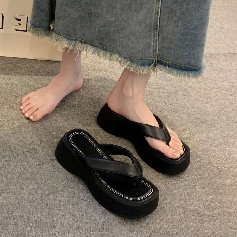 Versatile, Comfortable and Simple Thick-soled Beach Outer Wear Women's Models 2025 Summer New High-popularity Flip-flops Fashion Sandals