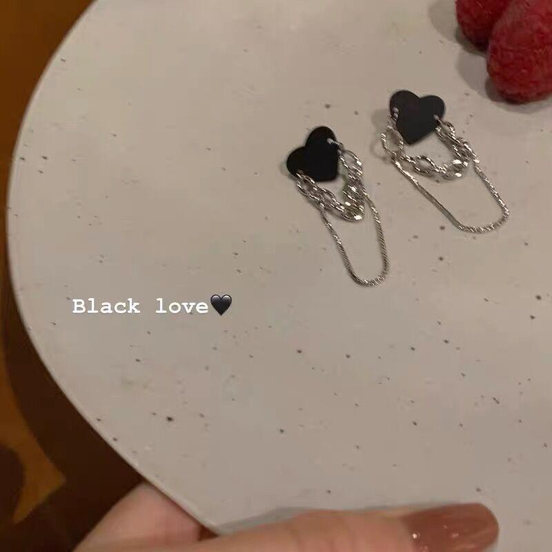 

Black love chain splicing stud earrings women s niche design sense high-end sweet and cool Spice Girl earrings personalized versatile earrings